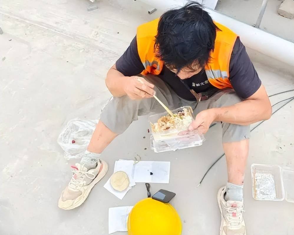 狗狗都不吃但却是许多低收入人的最佳选择CQ9电子游戏网站你瞧不上的拼好饭给(图4)