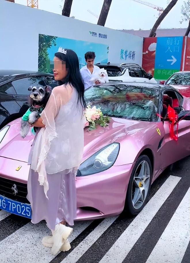 送豪宅豪车法拉利接亲外国小伙乐坏了CQ9电子游戏网站富婆给狗办婚礼(图2)