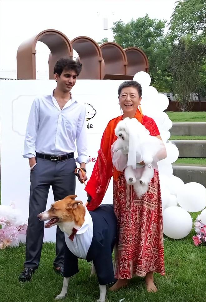 送豪宅豪车法拉利接亲外国小伙乐坏了CQ9电子游戏网站富婆给狗办婚礼(图6)