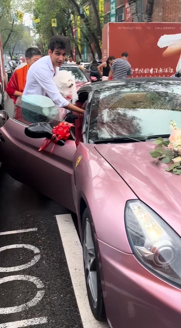 送豪宅豪车法拉利接亲外国小伙乐坏了CQ9电子游戏网站富婆给狗办婚礼(图5)