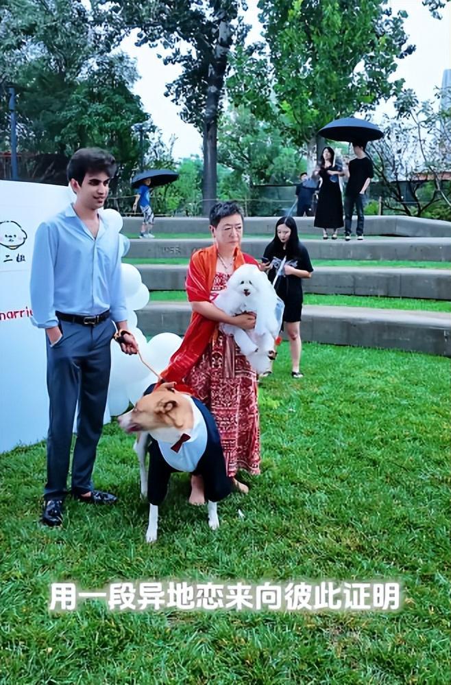 送豪宅豪车法拉利接亲外国小伙乐坏了CQ9电子游戏网站富婆给狗办婚礼(图3)