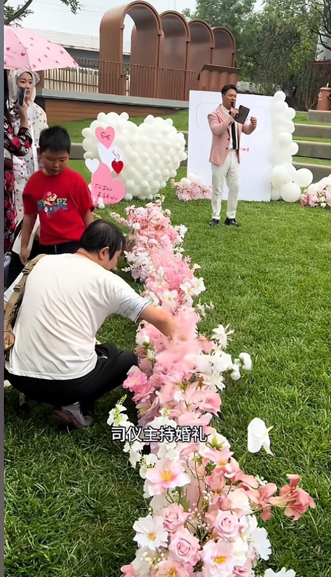 送豪宅豪车法拉利接亲外国小伙乐坏了CQ9电子游戏网站富婆给狗办婚礼(图19)