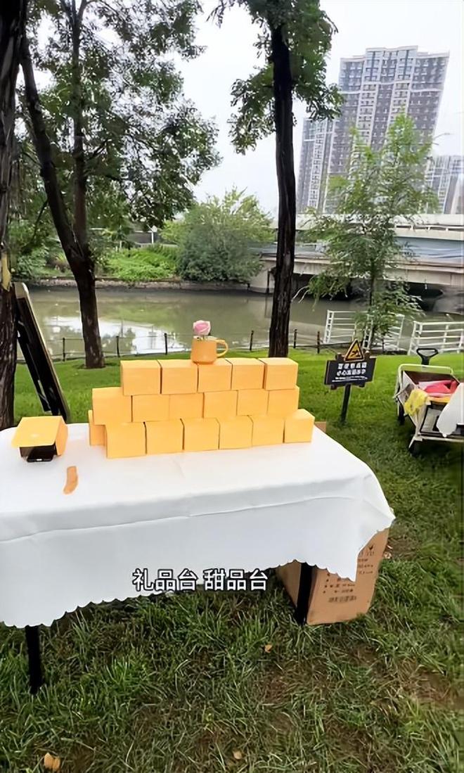 送豪宅豪车法拉利接亲外国小伙乐坏了CQ9电子游戏网站富婆给狗办婚礼(图23)